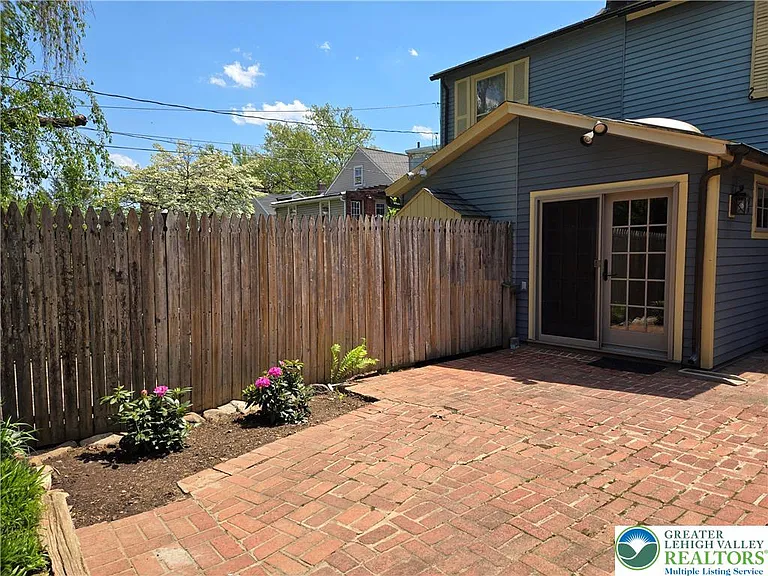 239 E Church St — Photo 37