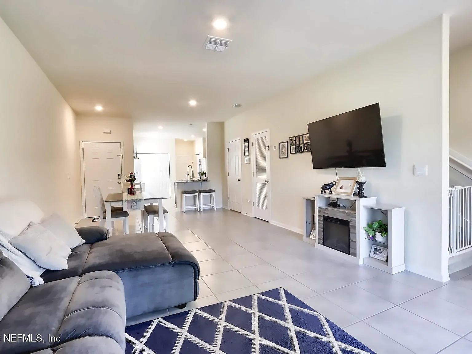 3 bed, 2.5 bath, 1502 sqft, $2,325 — Photo 3