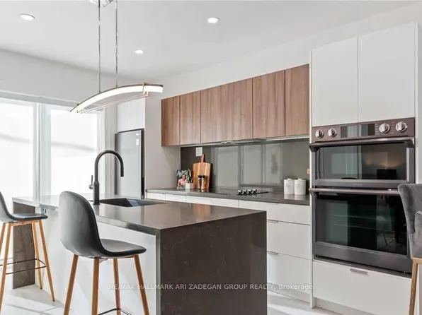 16 Minto St #2, Toronto, ON M4L 1B6