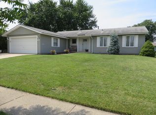 958 Borman Ct, Elk Grove Village, IL 60007
