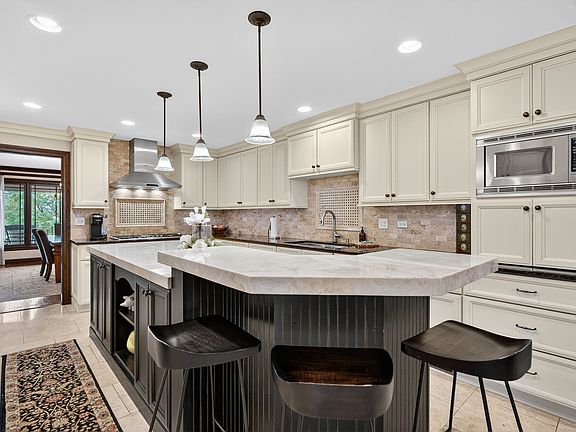 5th image of 1886 Clover Dr