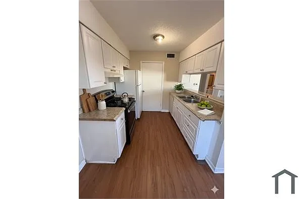 Building Photo - 5810 Wellington Dr #3