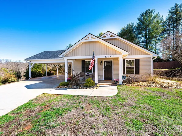 1203 Hillsboro Ct, Lenoir, NC 28645