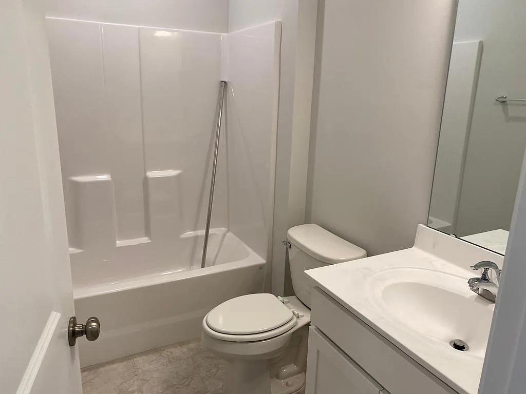 4 bed, 3.5 bath, 2307 sqft, $2,300 — Photo 4