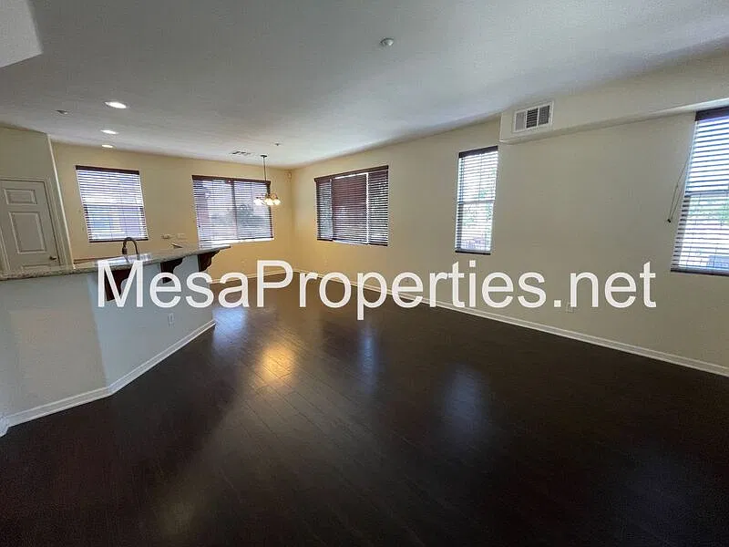 3 bed, 2.5 bath, 1618 sqft, $3,050 — Photo 4