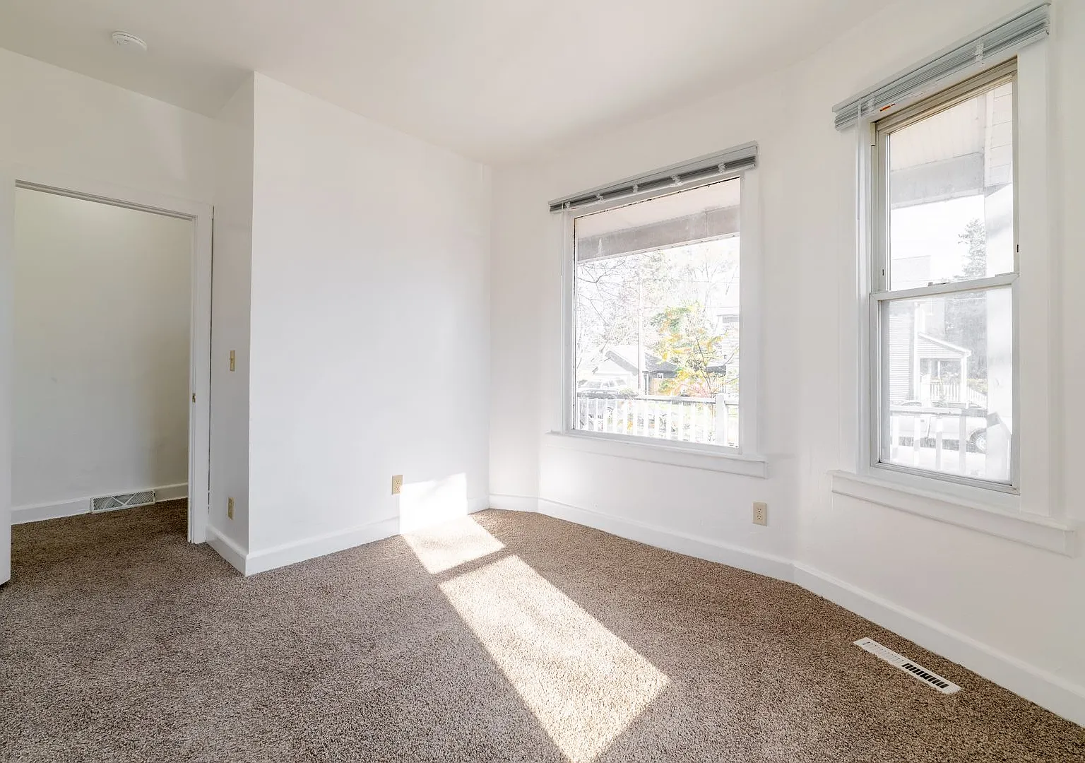 Spacious 4 Bedroom 2 Full Bath in Kenosha! — Photo 3