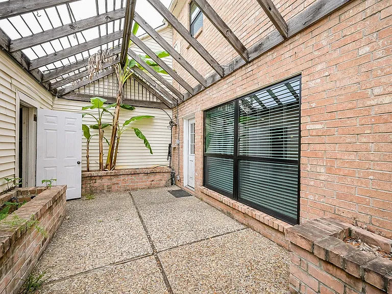 573 N Post Oak Ln — Photo 32