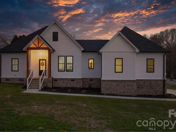 1213 Creekside Dr, Conover, NC 28613