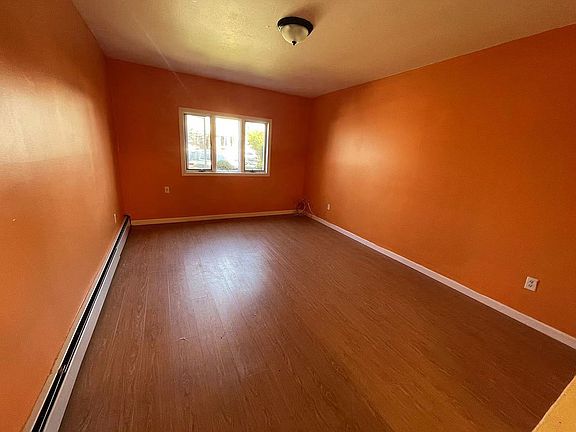 3rd image of 326 Dongan Hills Ave Floor 1