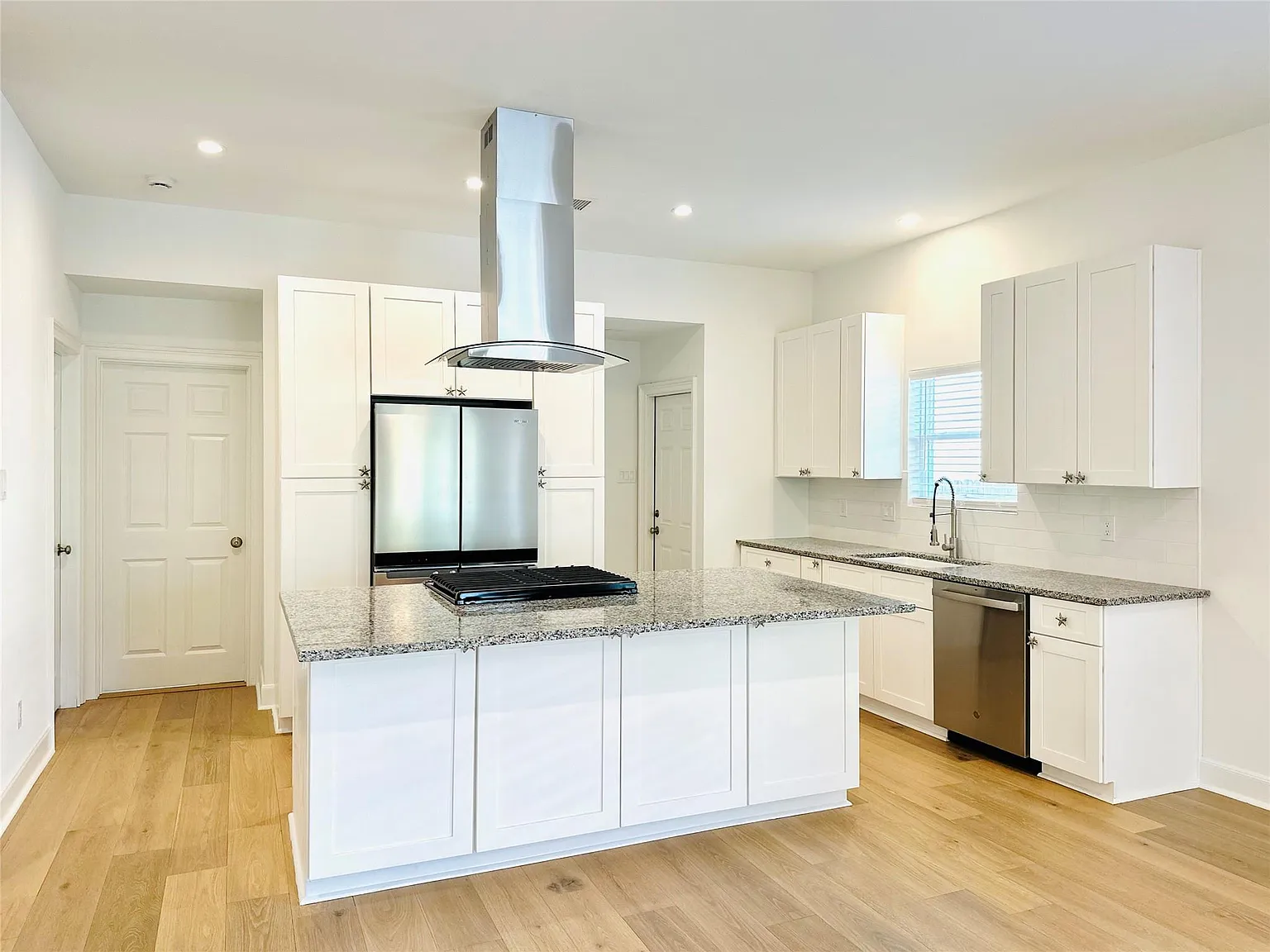 3 bed, 2.0 bath, 1371 sqft, $2,100 — Photo 2
