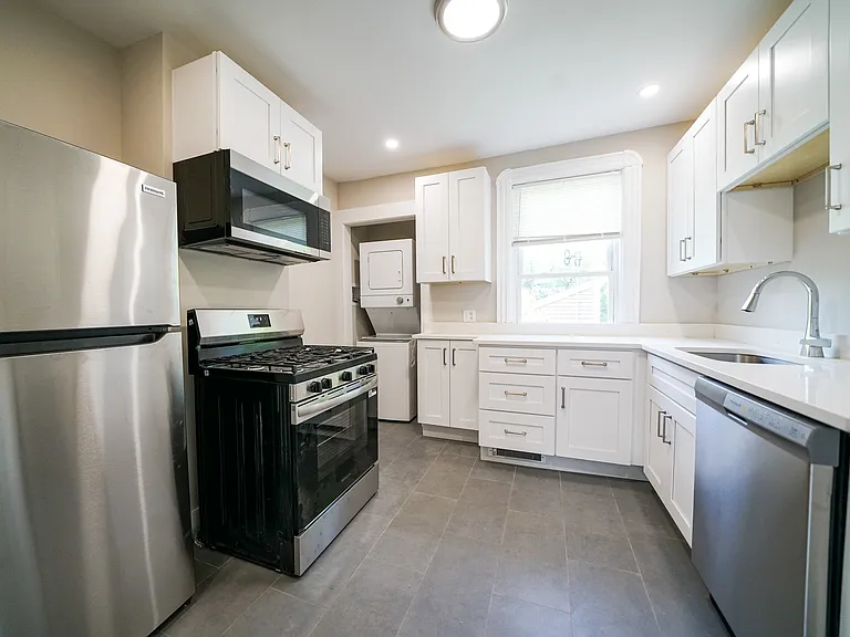 568 Green St #3 — Photo 2