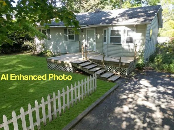 11 State St, Hampton Bays, NY 11946