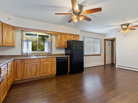 GREAT Kitchen with solid oak cabinets, fully applianced, Pergo flooring and plenty of counter space!