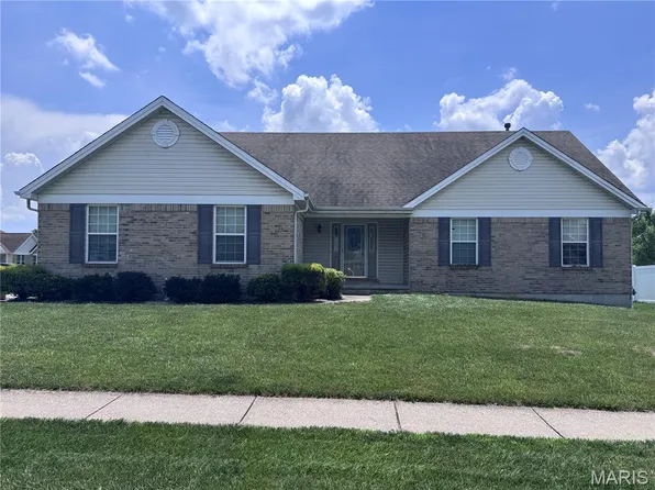 1150 Baltusrol Dr, O'Fallon, MO 63366