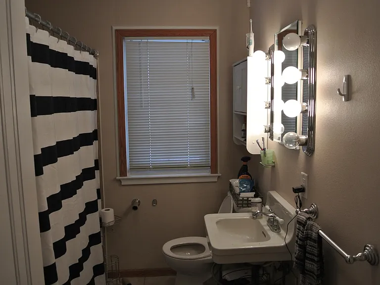 Main full bathroom.
