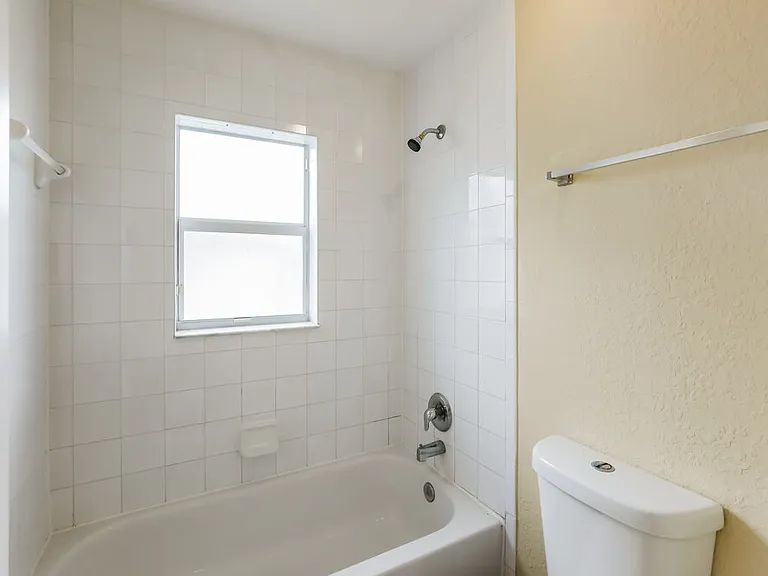 2320 Douglas St — Photo 11