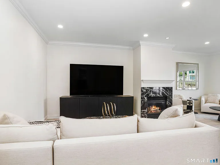 147 Holly Hill Ln #2 — Photo 4