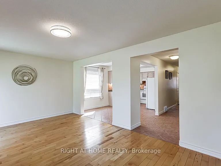402 Lausanne Cres — Photo 8