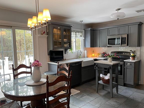 4th image of 938 Potters Rd