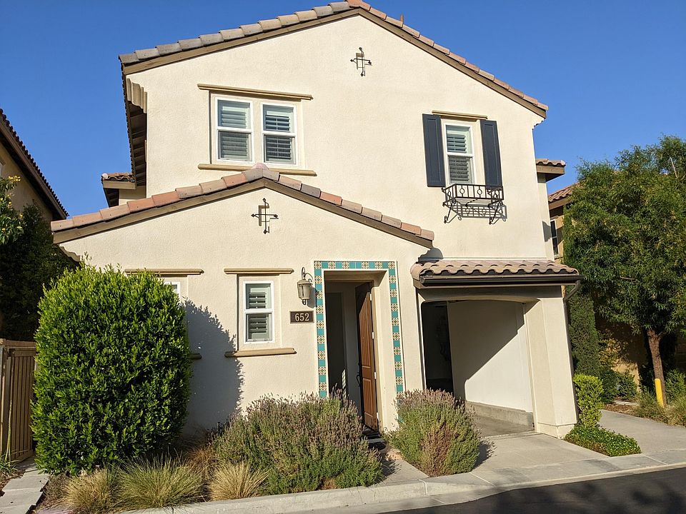 1st image of 652 Calle Valle