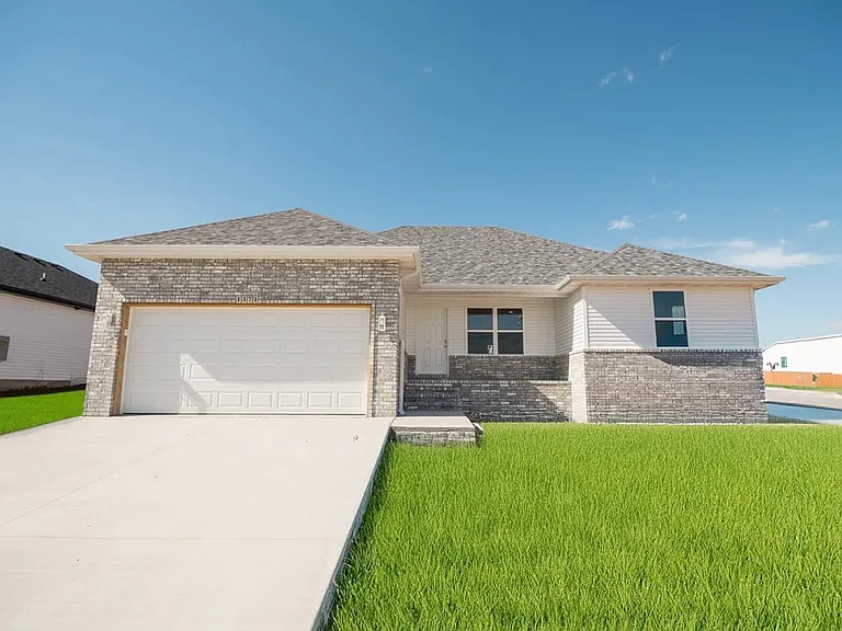 1371 E Macon St — Photo 1