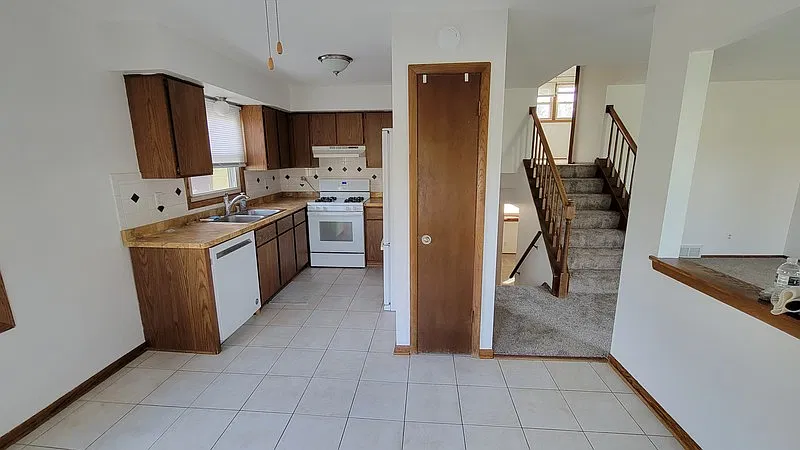 8233 Imperial — Photo 3