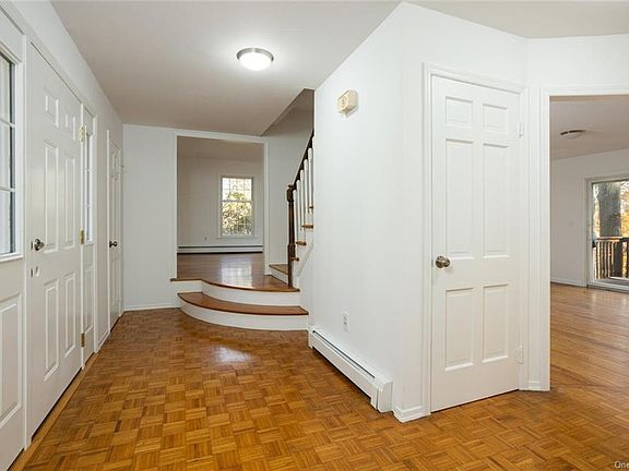 3rd image of 6 Gregory Ln