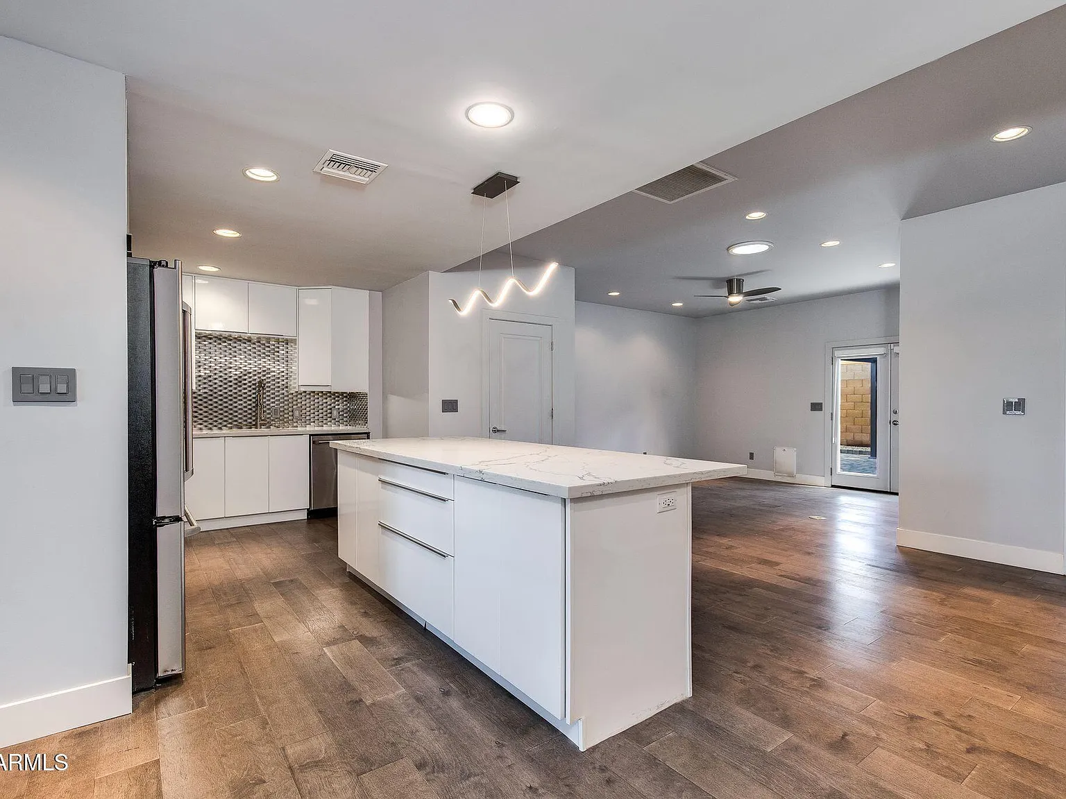 4 bed, 3.0 bath, 2334 sqft, $6,000 — Photo 4
