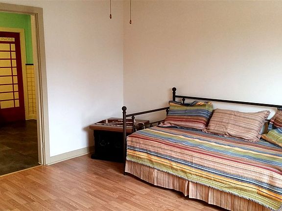 Living room with daybed and trundle that could sleep 2 extra