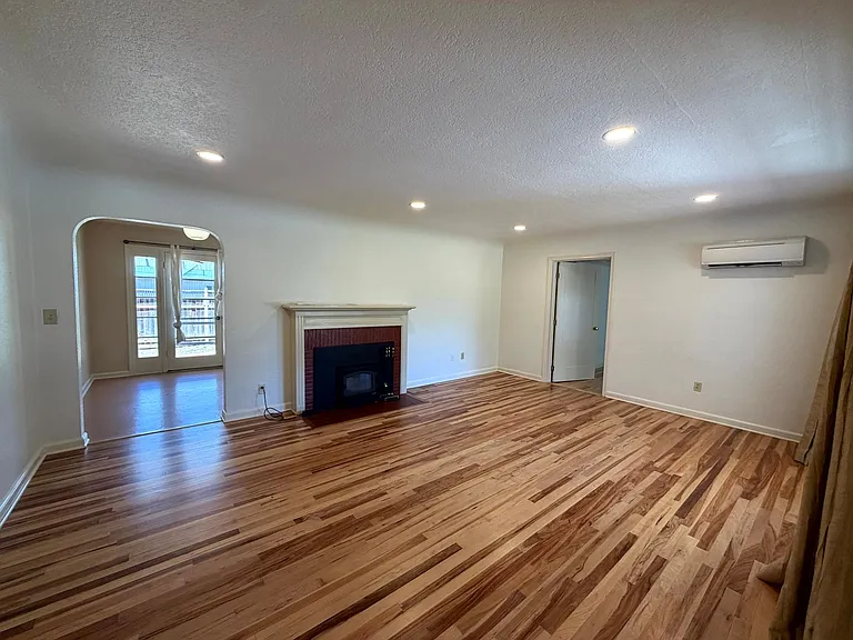 735 E 23rd Ave — Photo 8