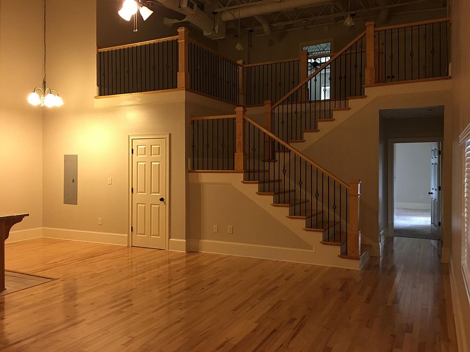 Living Area/Dining Area