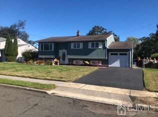 112 Lee Dr, Middlesex, NJ 08846