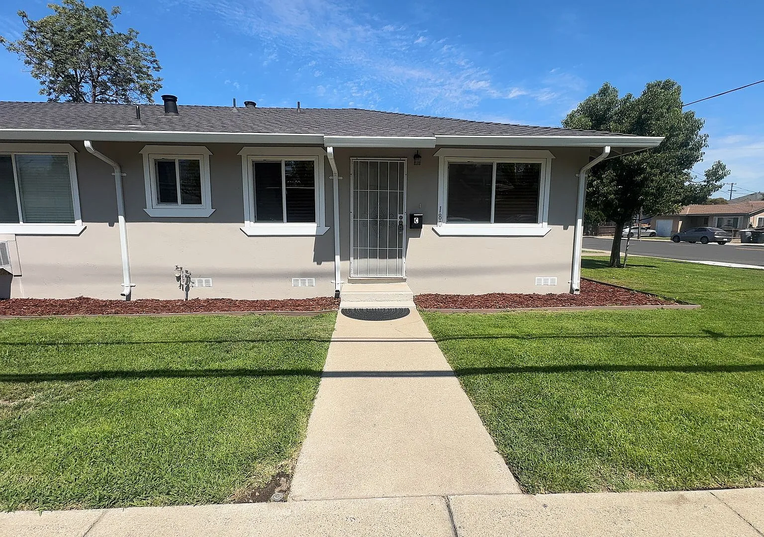 2 Bedroom Apartment in Oakdale — Photo 1