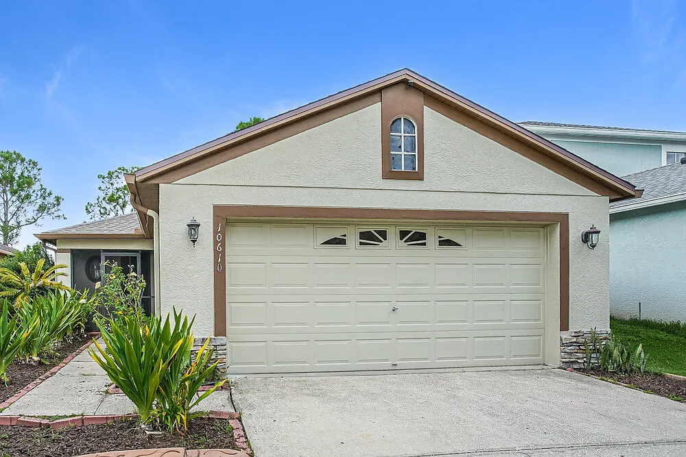 3 bed, 2.0 bath, 1296 sqft, $2,230 — Photo 1