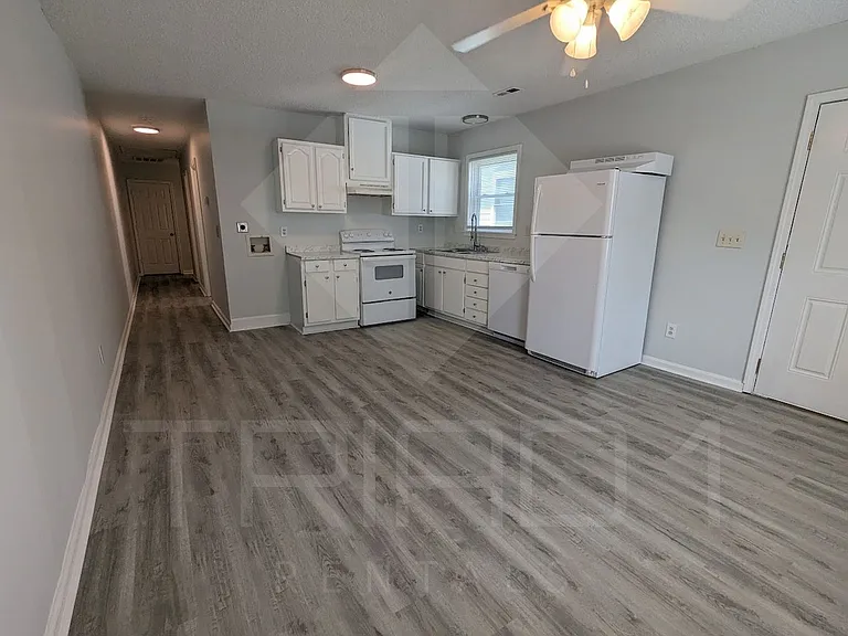 1001 E Bragg St — Photo 4