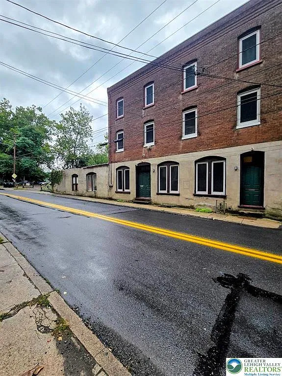 1 bed, 1100 sqft, $2,100 — Photo 2