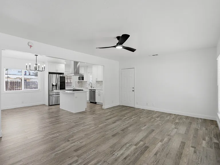 584 N 8th Ave — Photo 6