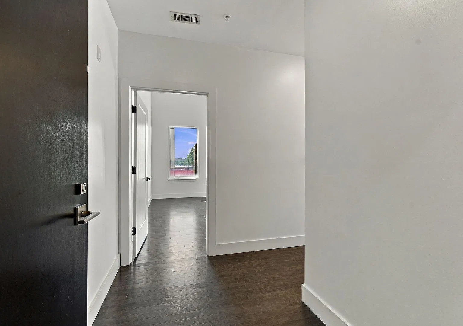 RARE Corner 1-Bedroom Condo in Prime 8th Avenue South Location — Photo 2