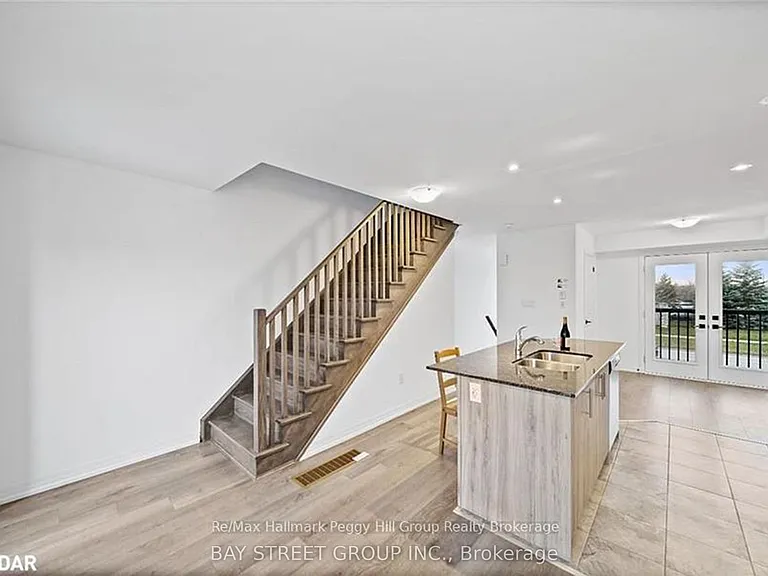 27 Fairlane Ave — Photo 5