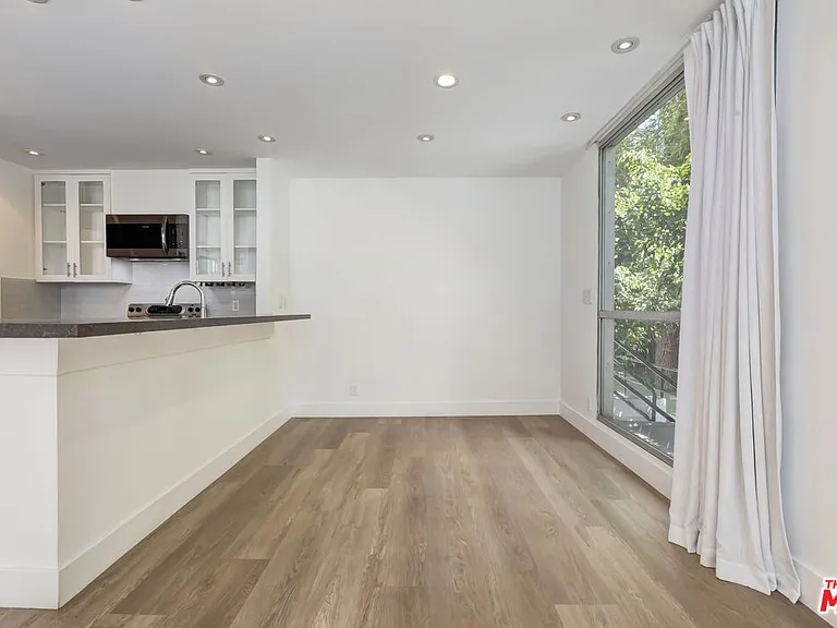 1100 Alta Loma Rd — Photo 12