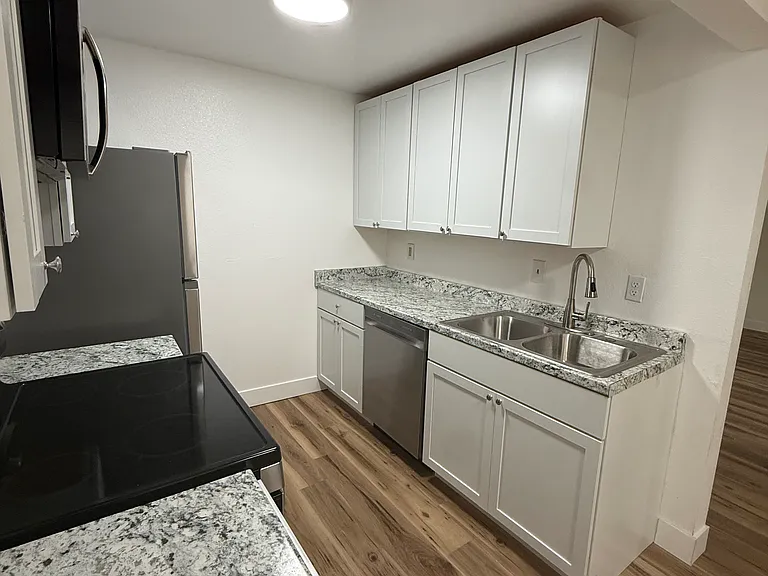 1613 Maple Ln #D3 — Photo 3