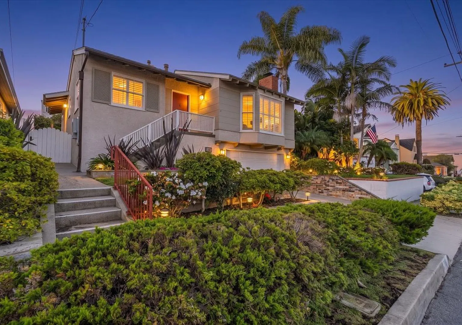 Hermosa Beach Bungalow with Beautiful Backyard and Ocean Views! — Photo 1