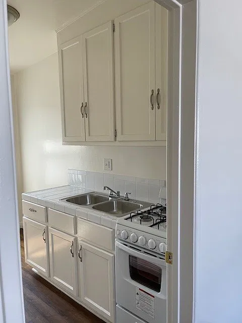 Studio, 450 sqft, $1,425 — Photo 2