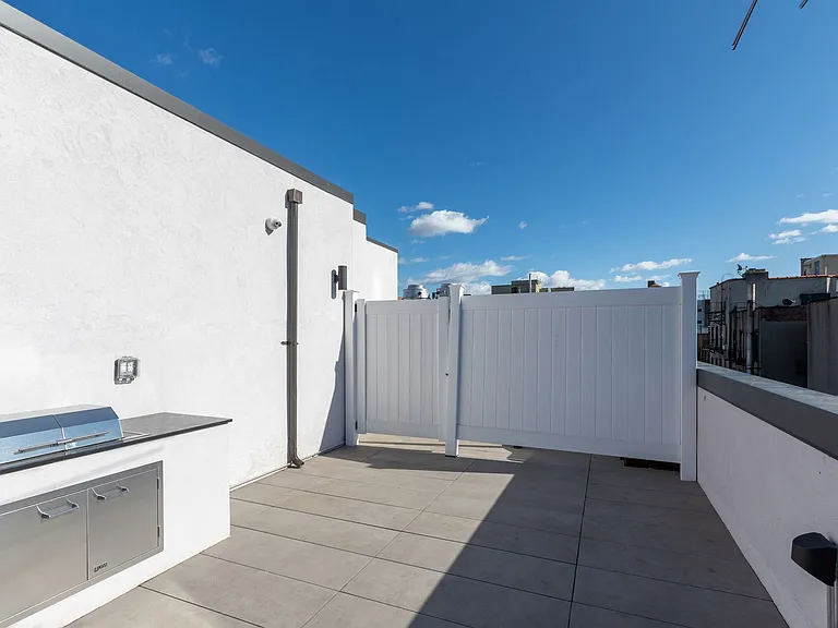 174 1st Ave #PH — Photo 32