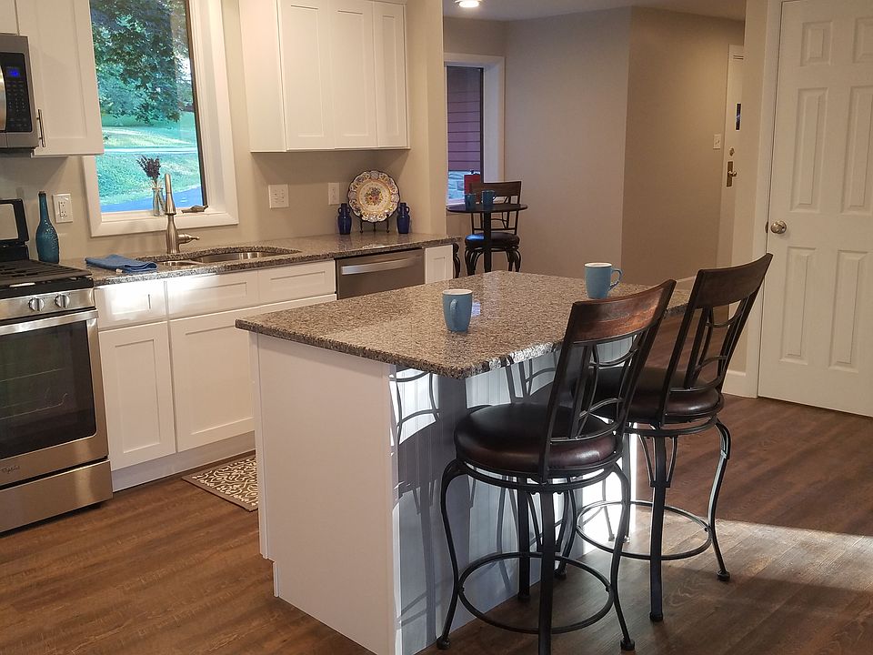 Island with breakfast bar