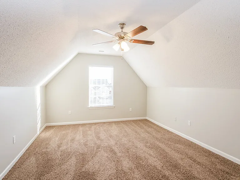 1146 Warwick Pl — Photo 8