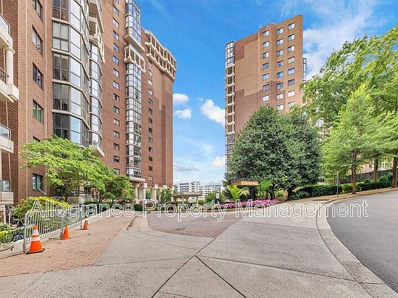 3rd image of 1600 N Oak St APT 111