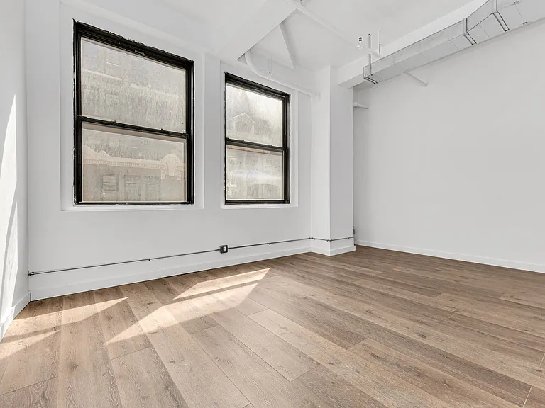 255 W 36th St #1009 — Photo 2
