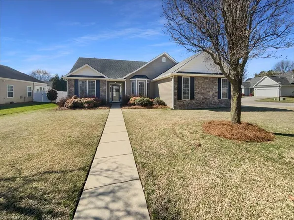 102 Picardy Ct, Kernersville, NC 27284