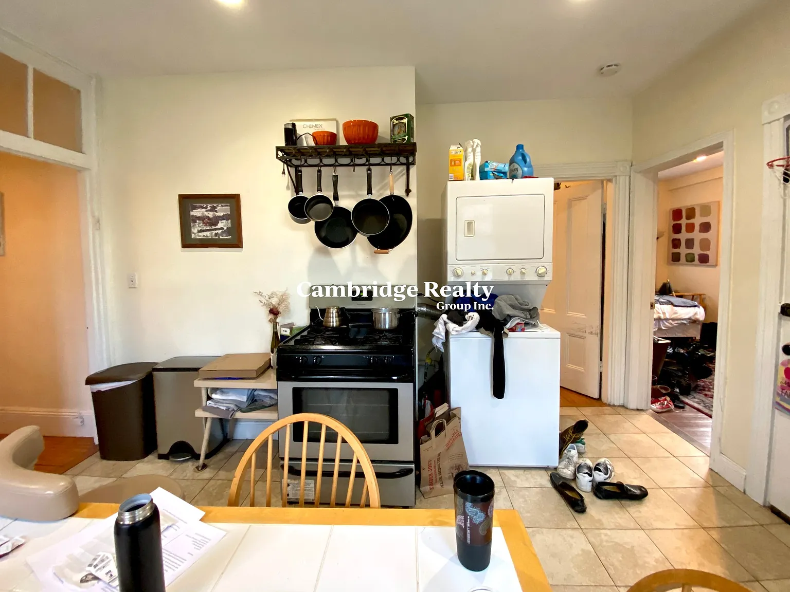 4 bed, 1.0 bath, 1400 sqft, $4,600 — Photo 2
